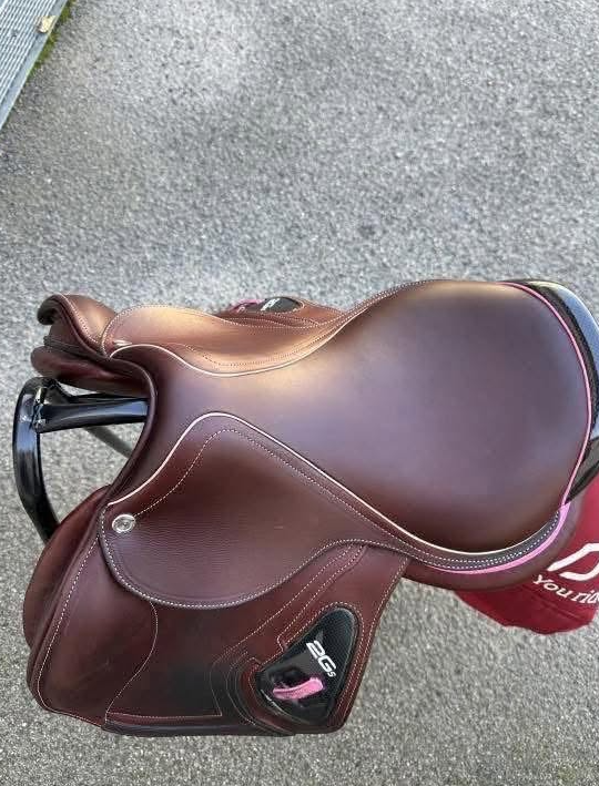 Selle CWD 2GS (2023) — liseré rose pailleté